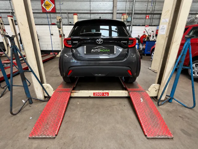 Toyota Yaris Hybrid tijdens aankoopkeuring door Autonoah