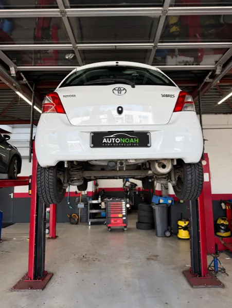 Toyota Yaris tijdens aankoopkeuring door Autonoah
