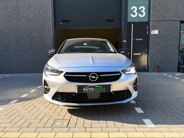 Opel Corsa tijdens aankoopkeuring door Autonoah